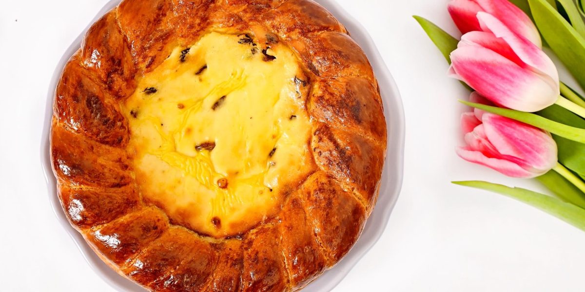 De sărbătoarea Învierii, bucătăriile din întreaga țară rezonează cu un ritual vechi de generații: prepararea pascăi, un chec dulce cu brânză, care nu doar îmbrățișează gusturile tradiției, ci și păstrează identitatea culturală a românilor