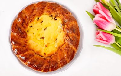 De sărbătoarea Învierii, bucătăriile din întreaga țară rezonează cu un ritual vechi de generații: prepararea pascăi, un chec dulce cu brânză, care nu doar îmbrățișează gusturile tradiției, ci și păstrează identitatea culturală a românilor