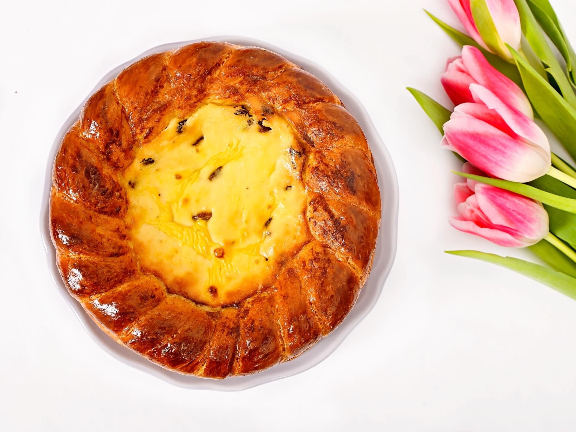 De sărbătoarea Învierii, bucătăriile din întreaga țară rezonează cu un ritual vechi de generații: prepararea pascăi, un chec dulce cu brânză, care nu doar îmbrățișează gusturile tradiției, ci și păstrează identitatea culturală a românilor