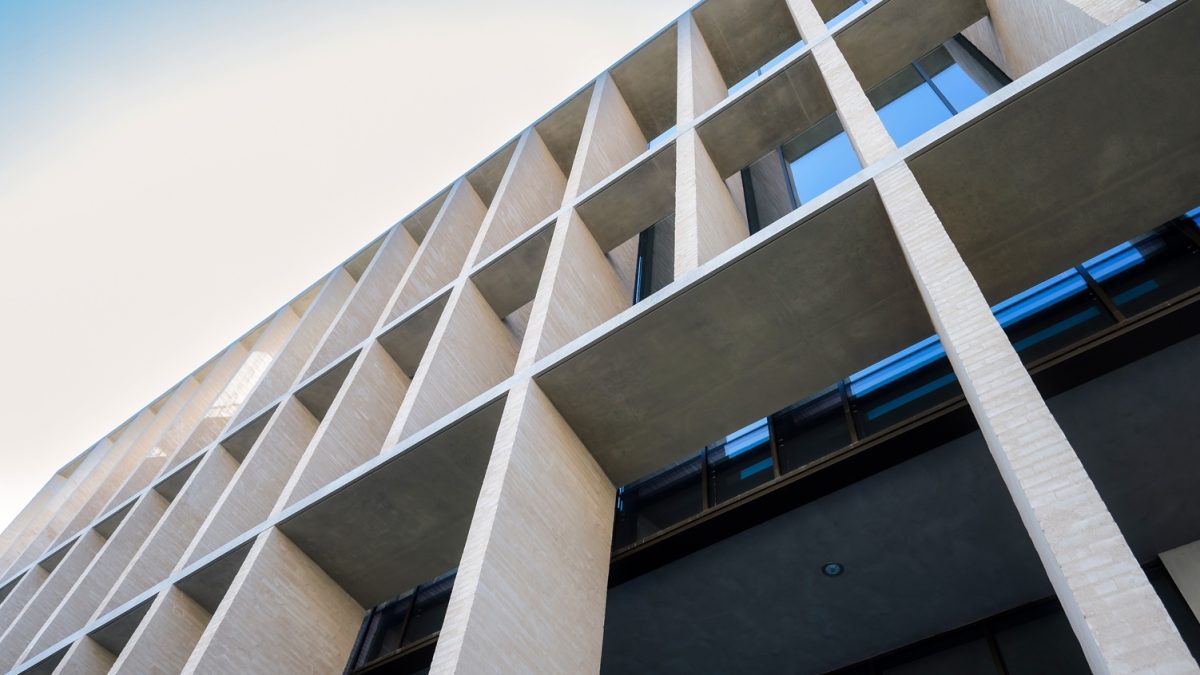 Fitch ridică ratingul Băncii Transilvania peste cel al României
