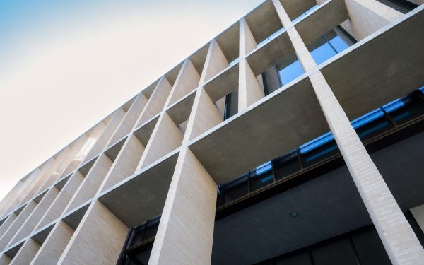Fitch ridică ratingul Băncii Transilvania peste cel al României