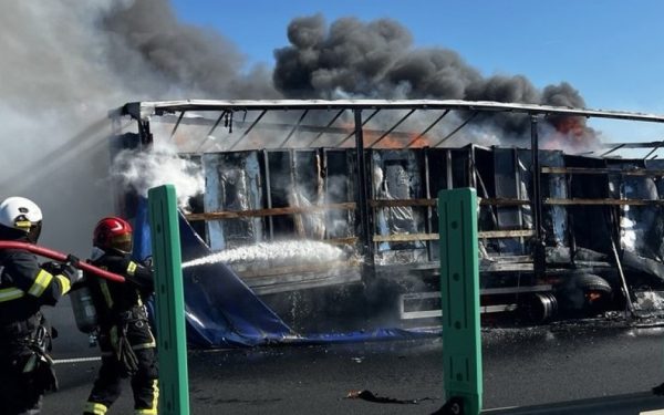 Incendiu pe A1: Un autotren cu frigidere arde ca o torță în România