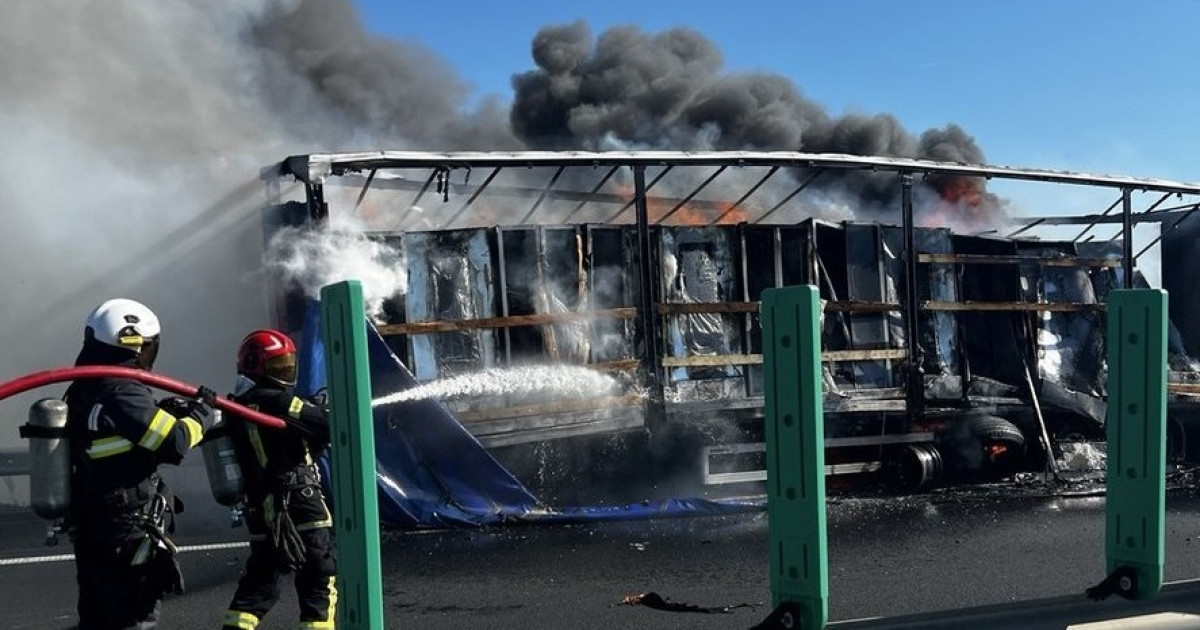 Incendiu pe A1: Un autotren cu frigidere arde ca o torță în România