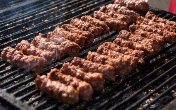 Mici & aglomerație în Piața Obor de 1 Mai: Cozi, prețuri și poftă la București