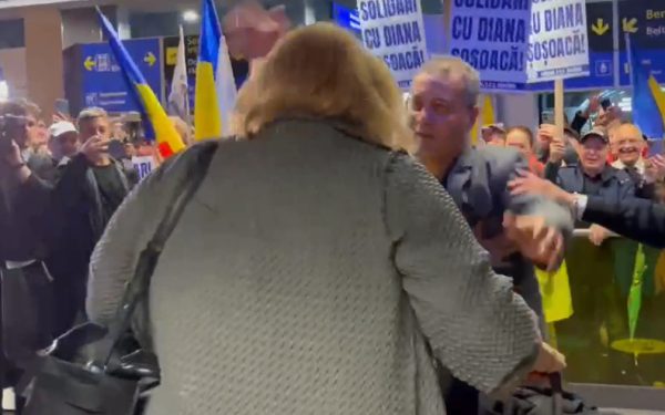 Debarcare cu scandal la Otopeni: Diana Șoșoacă, primită cu furie după ridicarea imunității