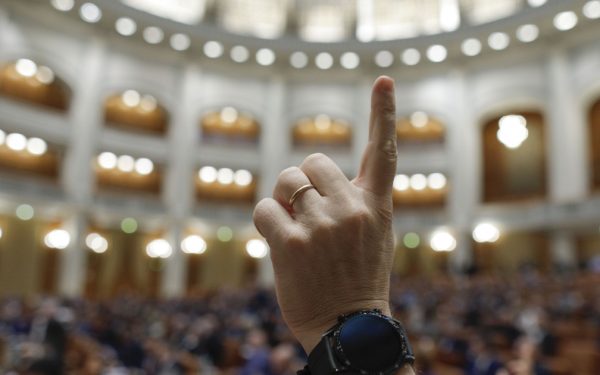 Vânzarea acțiilor de stat, blocată până în 2027: PSD și AUR, decizie radicală