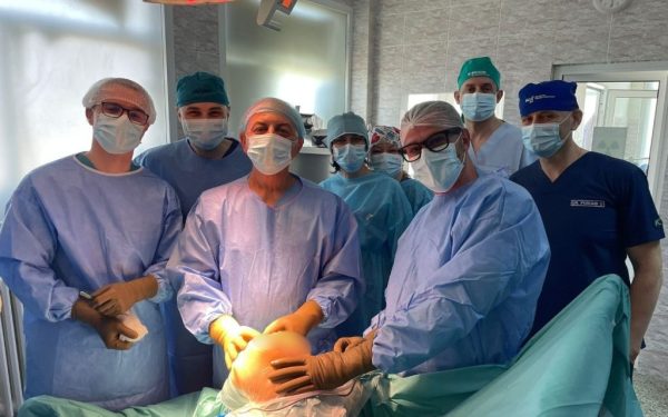 Artroplastii de genunchi în premieră la Buzău, sub coordonarea lui Cîrstoiu
