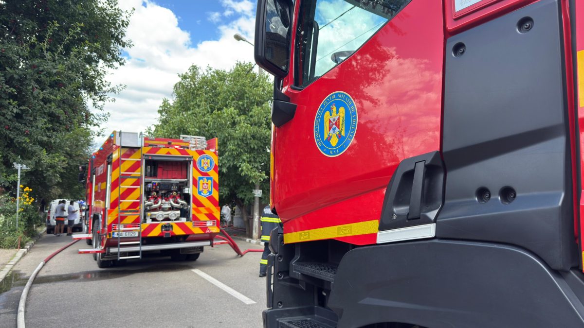 Incendiu puternic în București: Zeci de persoane, evacuate de urgență