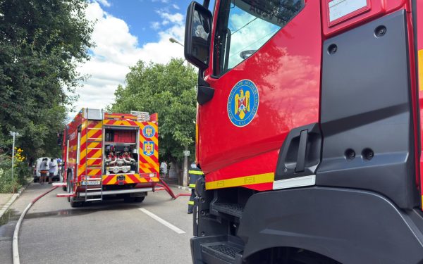 Incendiu puternic în București: Zeci de persoane, evacuate de urgență
