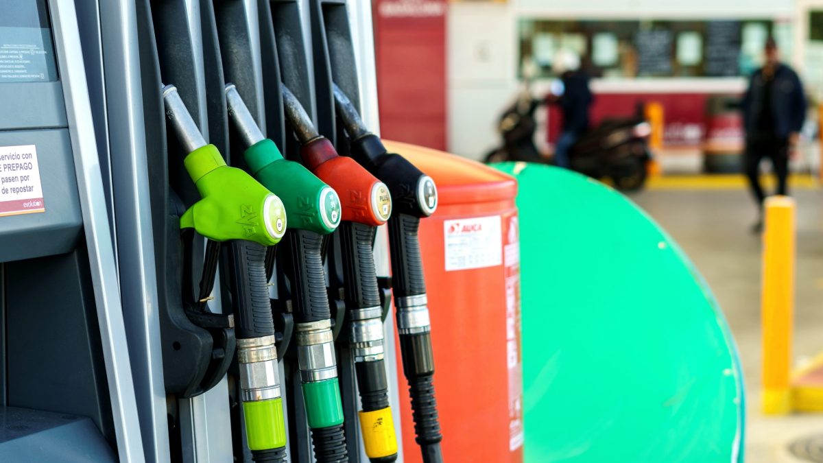 Benzina, mai SCUMPĂ decât motorina: De ce se întâmplă asta în România? | AUDIO
