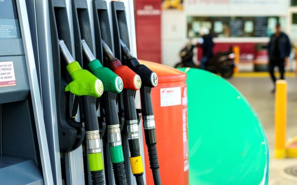 Benzina, mai SCUMPĂ decât motorina: De ce se întâmplă asta în România? | AUDIO