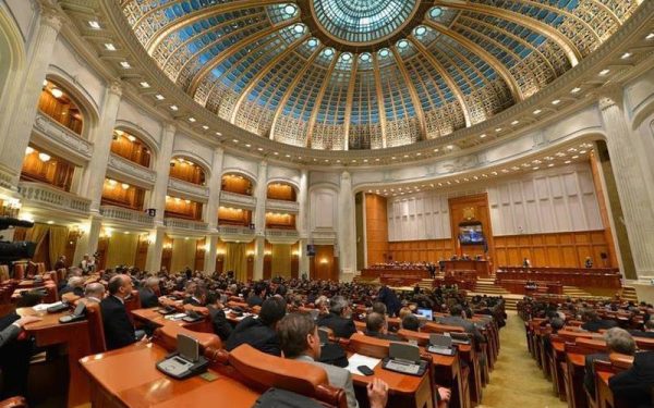 Schimbări neașteptate în Parlament: Doi deputați trec la opoziție, UDMR decide