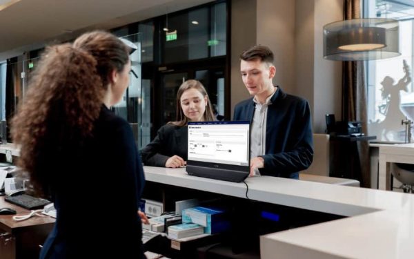 Philips inovează: Primul monitor cu ecran dublu. Cât costă în România?