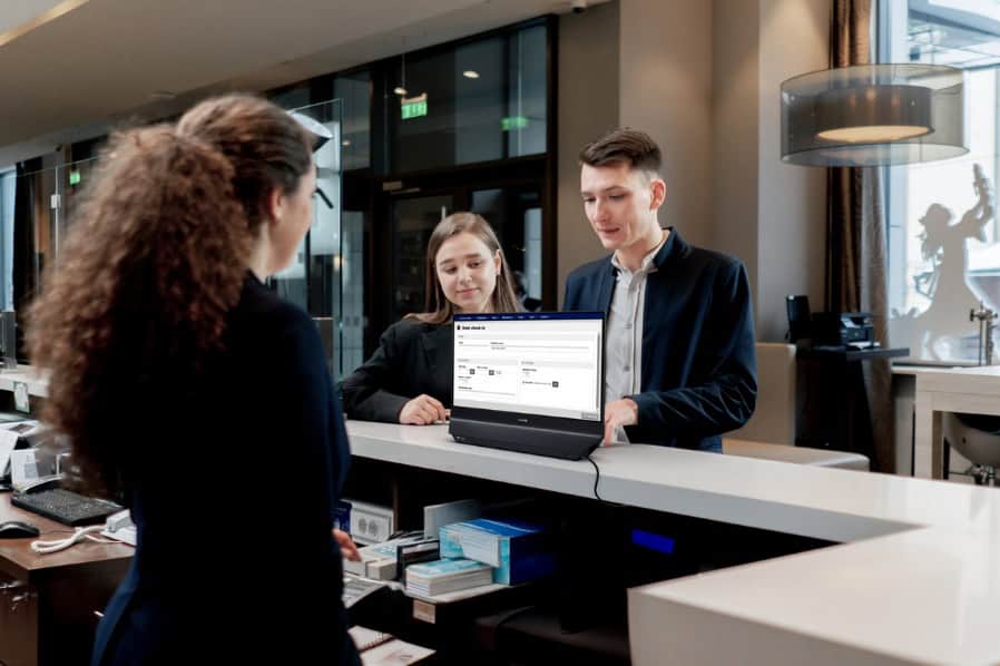Philips inovează: Primul monitor cu ecran dublu. Cât costă în România?