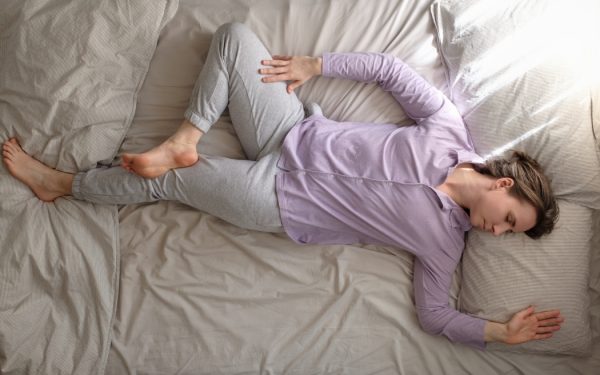 Pozițiile de somn care-ți distrug postura: Gafa nocturnă care te doboară