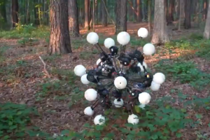 Robot american cu 20 de picioare și ochi care văd instantaneu