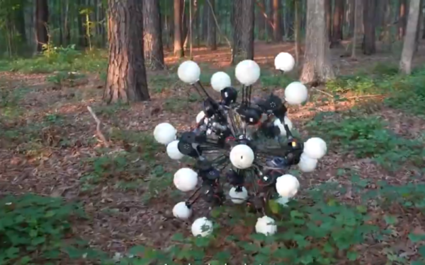 Robot american cu 20 de picioare și ochi care văd instantaneu