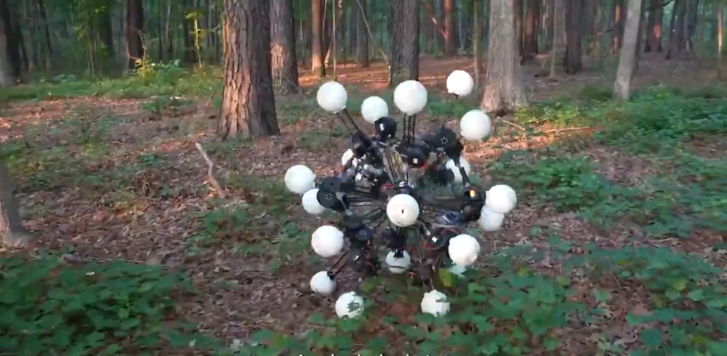 Robot american cu 20 de picioare și ochi care văd instantaneu