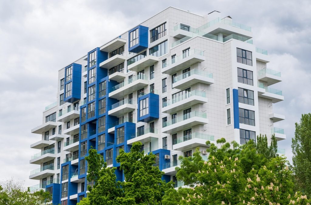 Cadavru descompus, găsit după mirosul din apartament