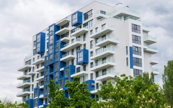 Cadavru descompus, găsit după mirosul din apartament