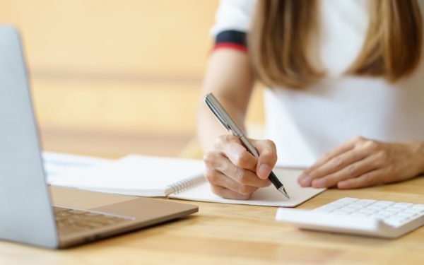 Pensie 2026: Femeile intră mai târziu la stat. Cum se calculează
