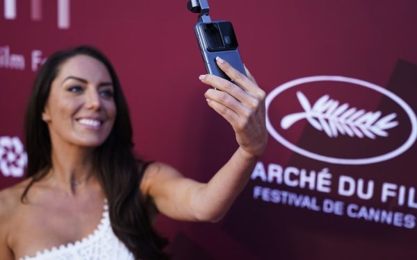 Honor pregătește generații de telefoane robotice