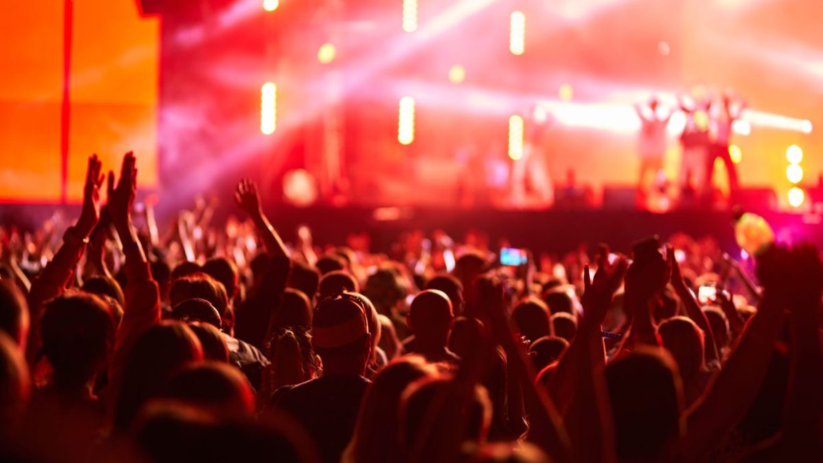Versuri pop întunecate: oglinda societății?