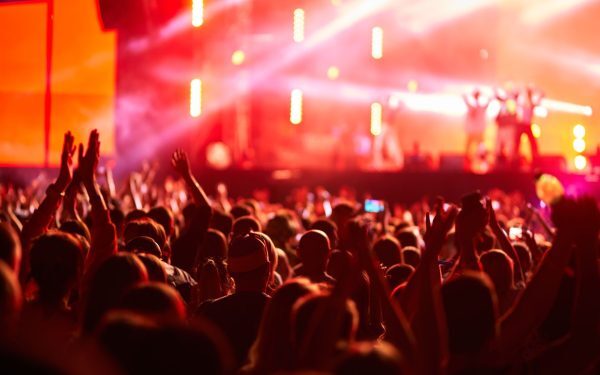 Versuri pop întunecate: oglinda societății?