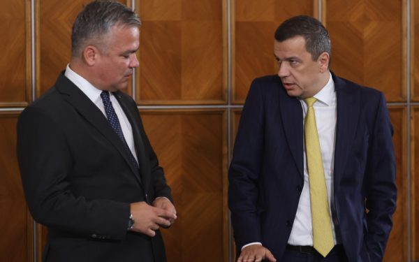 PSD rupt în două: Șase parlamentari refuză Guvernul. Liberalul Grindeanu la Vila Lac