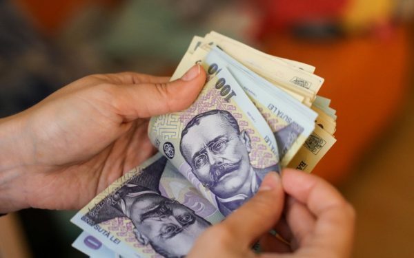 Statul investește în asistența socială: Salarii mai mari la primării