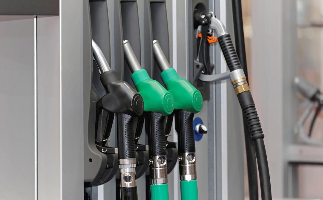 Benzina scumpă în România, peste media UE