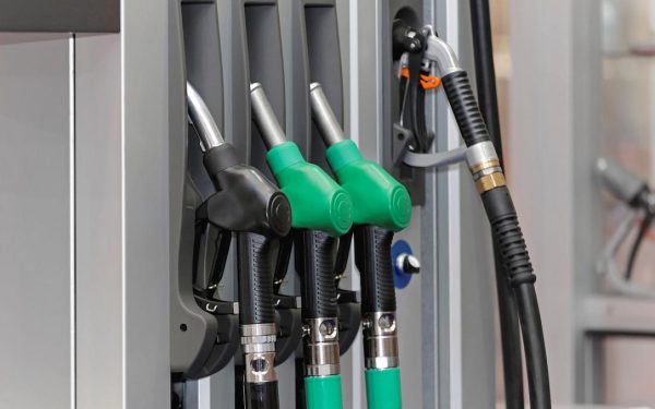 Benzina scumpă în România, peste media UE