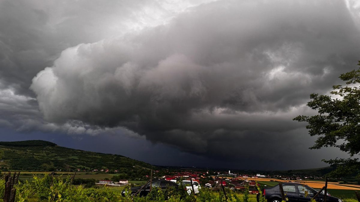 Vijelie în 7 județe, marți seară. Averse în București