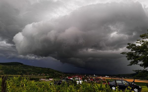 Vijelie în 7 județe, marți seară. Averse în București