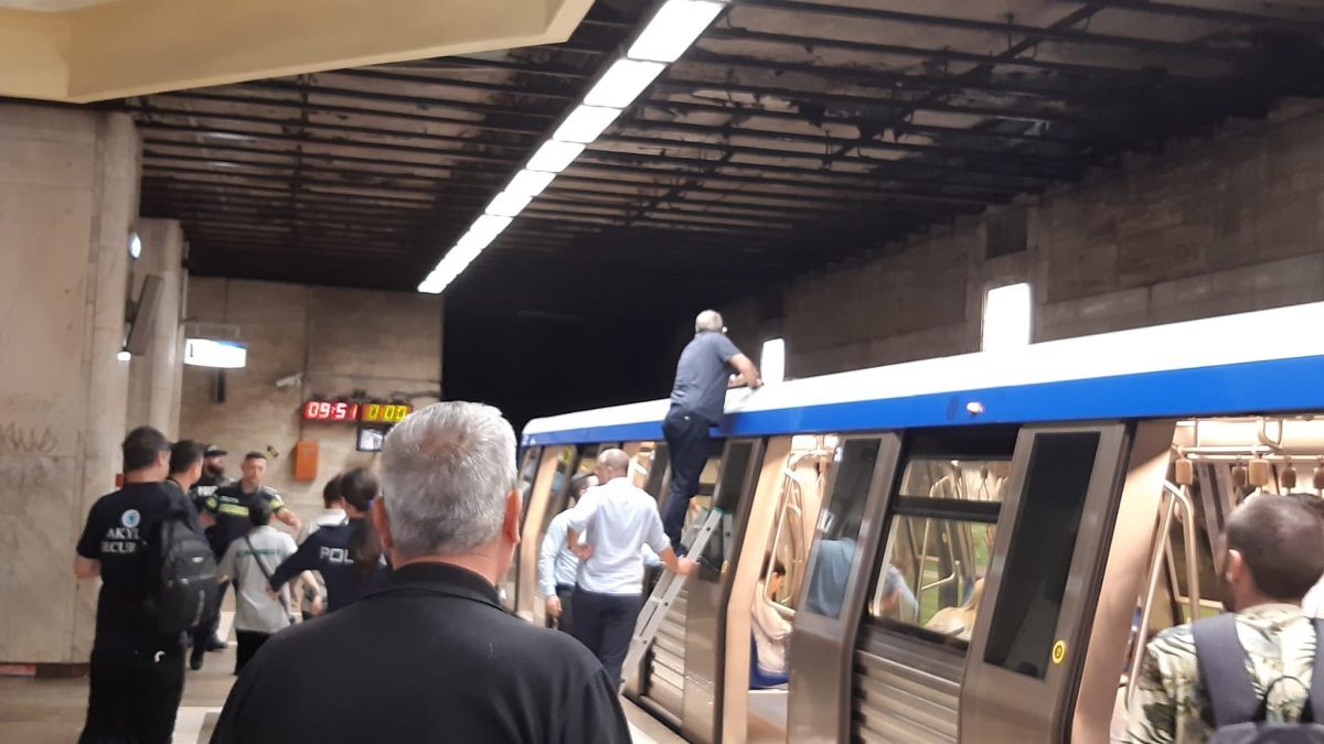 Metrou București: Tavanul s-a prăbușit peste un vagon