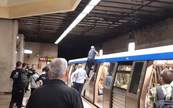 Metrou București: Tavanul s-a prăbușit peste un vagon
