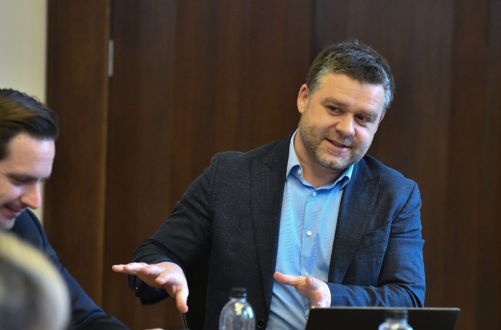 Ciucu absent la ședința PNL: Premierul Veștea, contestat de propriul partid
