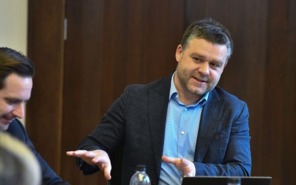 Ciucu absent la ședința PNL: Premierul Veștea, contestat de propriul partid