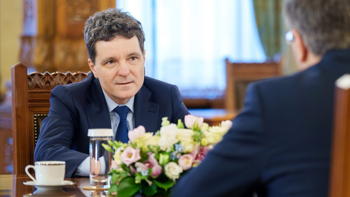 Nicușor Dan, diplomat la București în plină criză politică