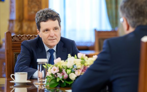 Nicușor Dan, diplomat la București în plină criză politică