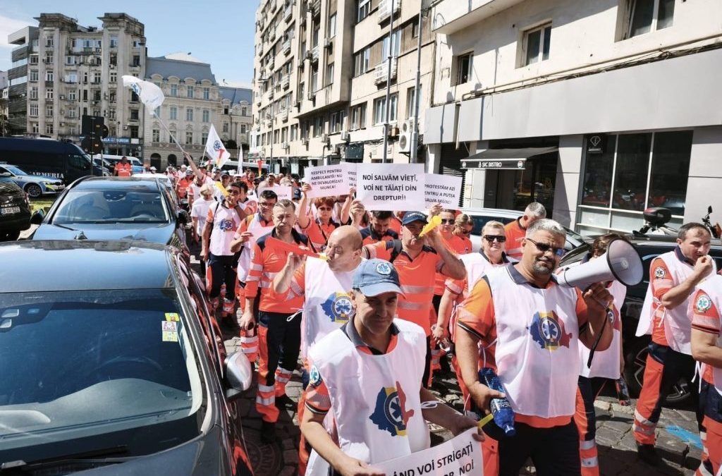 Ambulanțierii, în stradă contra legii salarizării (FOTO-VIDEO)