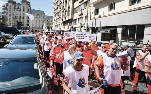 Ambulanțierii, în stradă contra legii salarizării (FOTO-VIDEO)