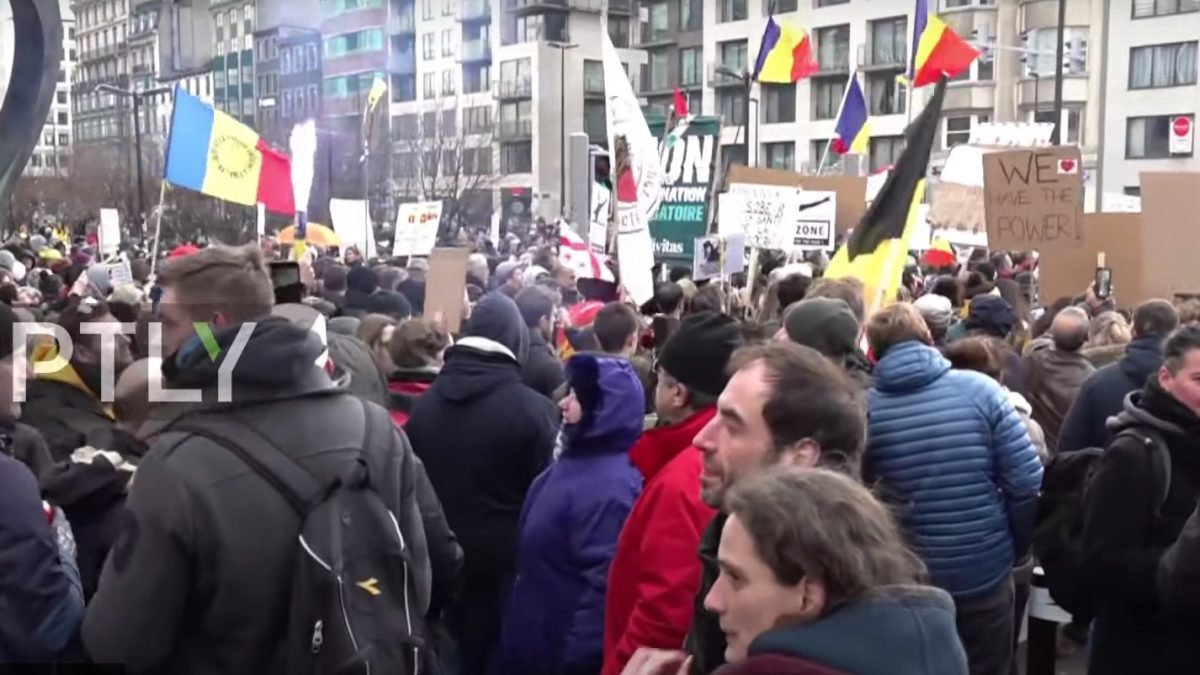 Bruxelles: Tineri revoltați față de taxe, poliția intervine dur