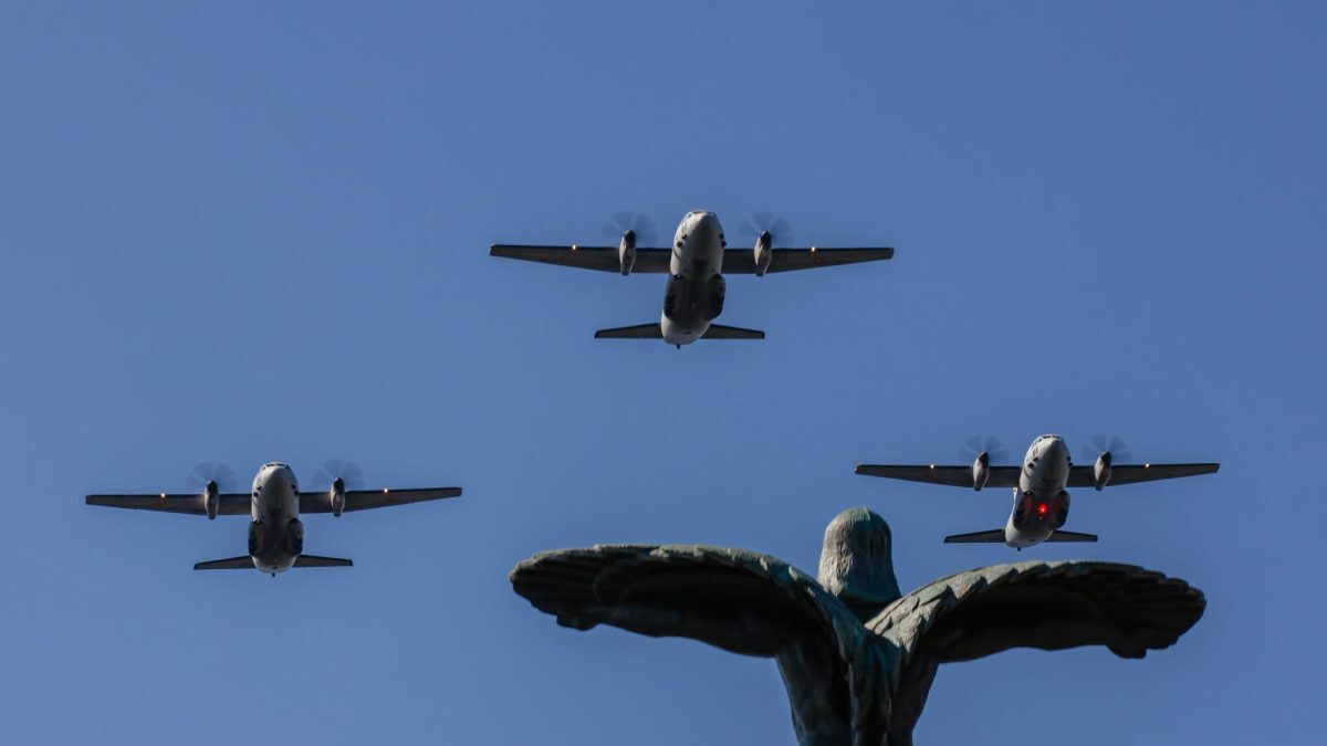 Militari zboară peste Aviatorilor de Ziua Aviației Române