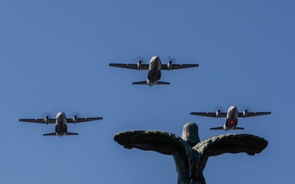 Militari zboară peste Aviatorilor de Ziua Aviației Române