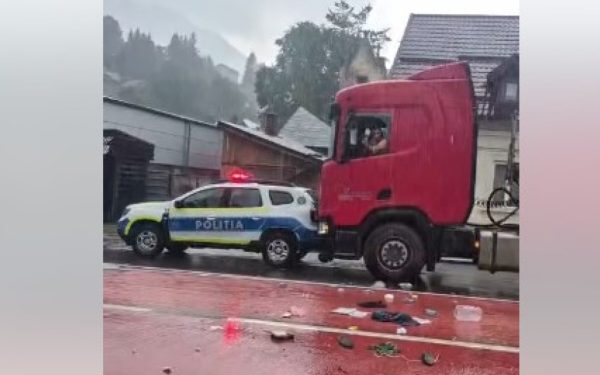 TIR a spulberat mașina de poliție în Bușteni. Șoferul, baricadat