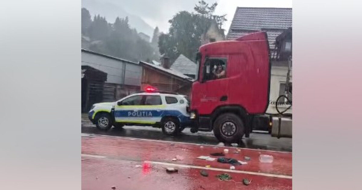 TIR a spulberat mașina de poliție în Bușteni. Șoferul, baricadat