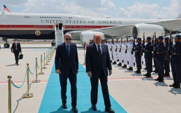 Trump vrea Groenlanda și atacă NATO