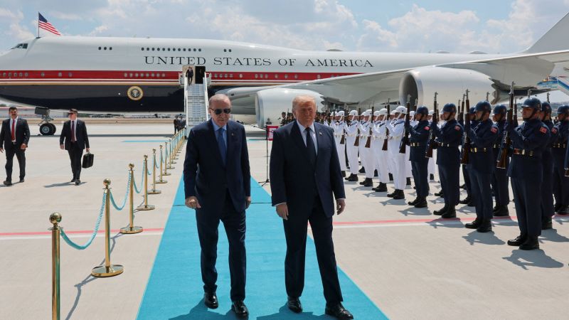 Trump vrea Groenlanda și atacă NATO