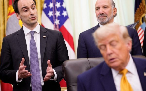 AI Chinezesc scindează Casa Albă: Dispută Trump